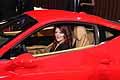 Hostess su Ferrari all'auto show di Detroit